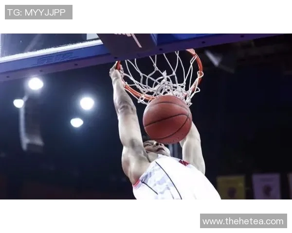 周鹏：从篮球场上的传奇到生活中的榜样，展现不屈精神与团队力量